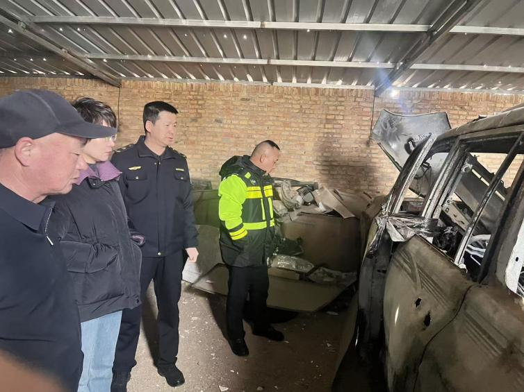 全球最大赌球网站苏尼特右旗分局积极参与开展苏尼特右旗报废机动车回收拆解行业专项行动