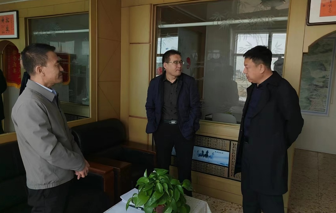 旗人大常委会副主任周义军一行到朝格温都尔嘎查 对接冬季清洁取暖设备改造项目