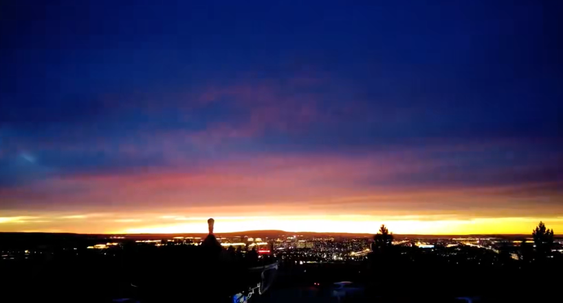 当落日吻过锡林浩特 晚霞与灯火温柔接力