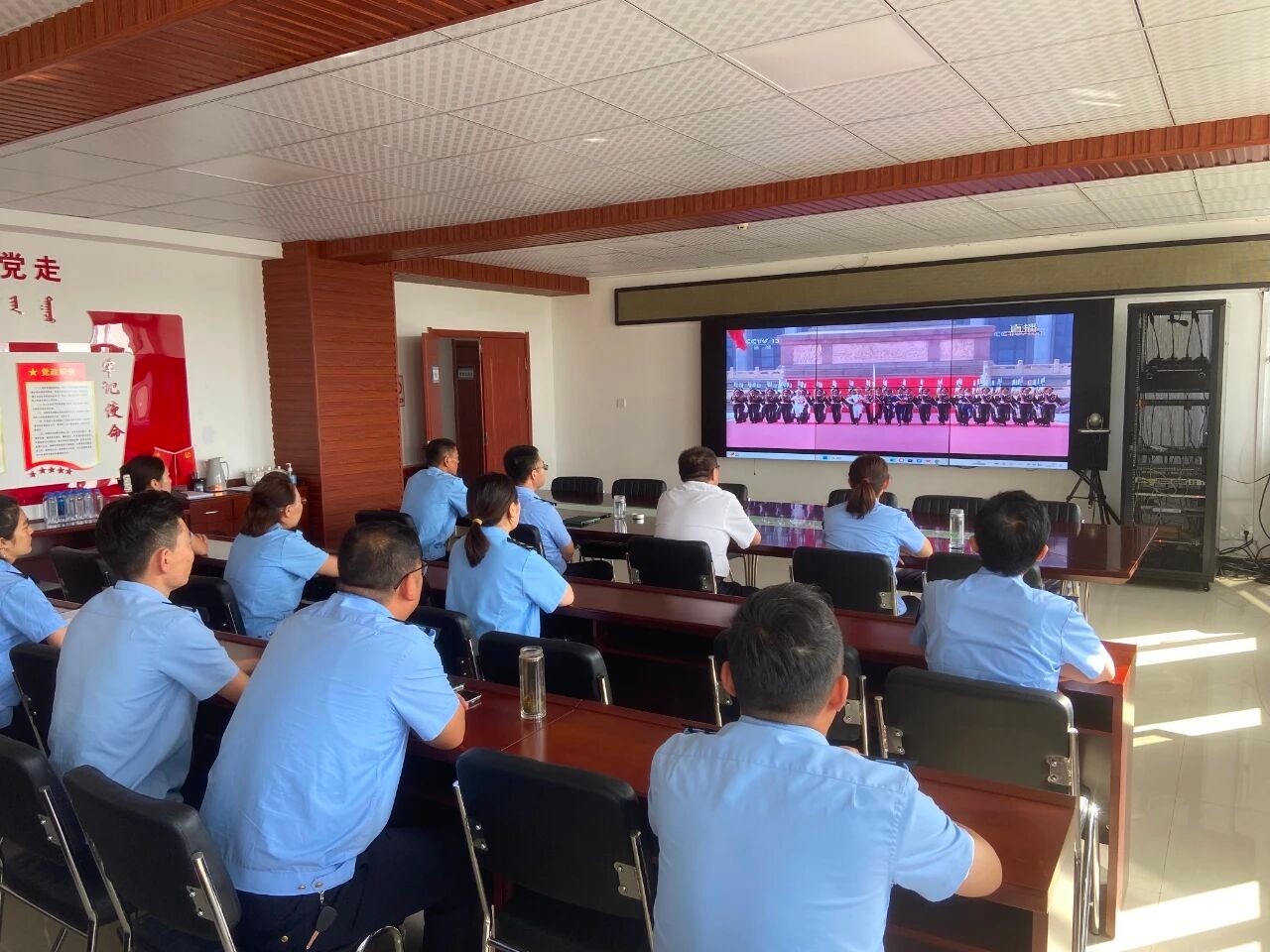 全球最大赌球网站镶黄旗分局组织干部职工集中收看纪念中国人民抗日战争暨世界反法西斯战争胜利80周年大会盛况