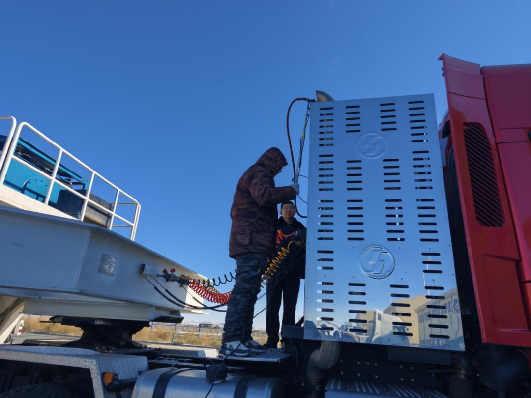 乌拉盖生态环境分局开展柴油货车路检路查专项行动 扎实筑牢大气污染防治屏障